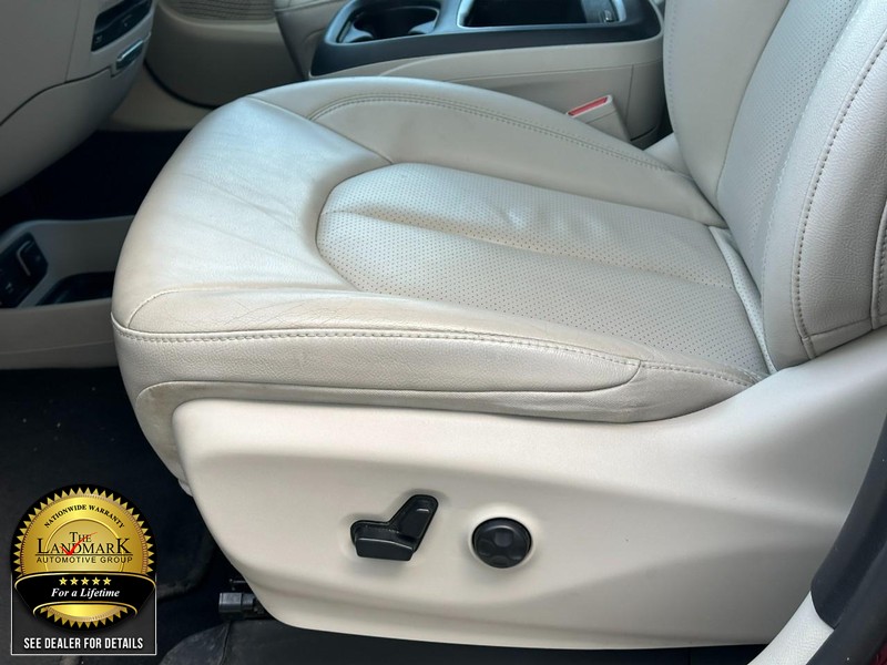 Chrysler Pacifica Vehicle Full-screen Gallery Image 21