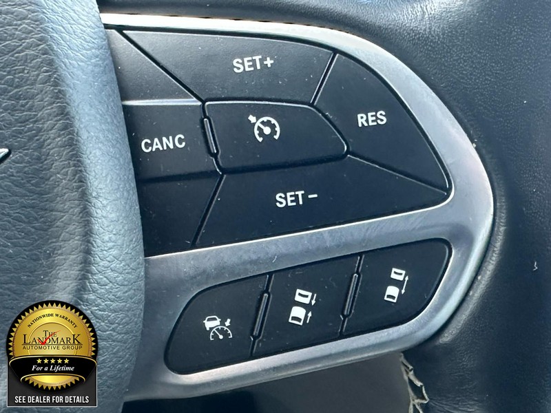Chrysler Pacifica Vehicle Full-screen Gallery Image 23