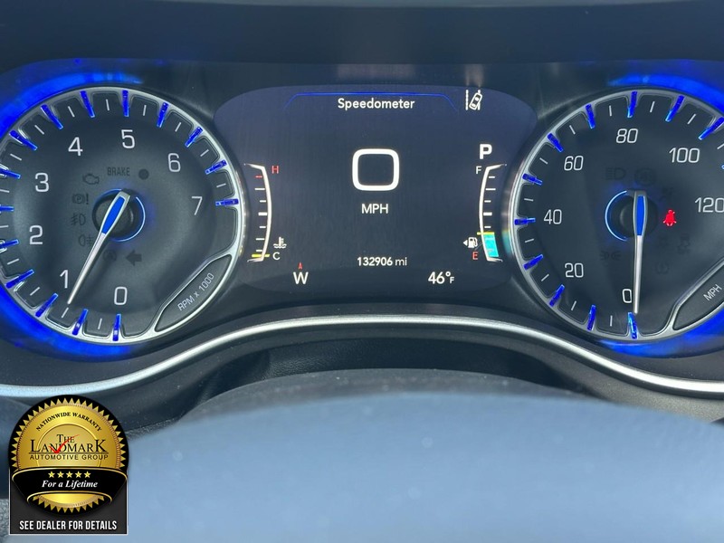 Chrysler Pacifica Vehicle Full-screen Gallery Image 24