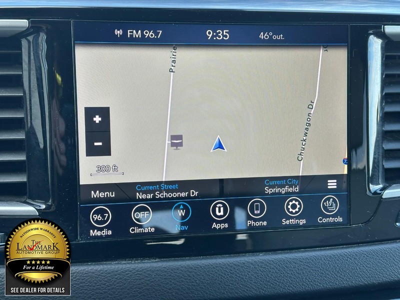 Chrysler Pacifica Vehicle Full-screen Gallery Image 25