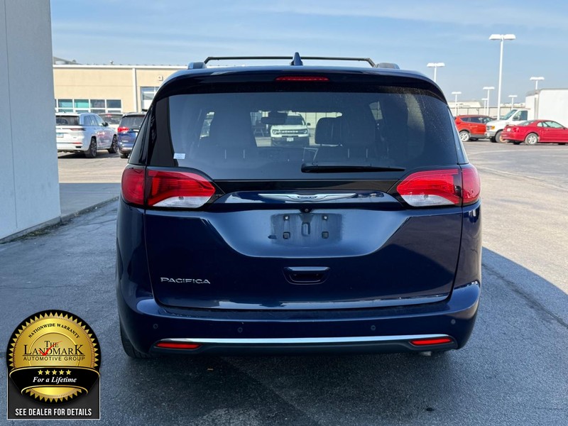 Chrysler Pacifica Vehicle Full-screen Gallery Image 7