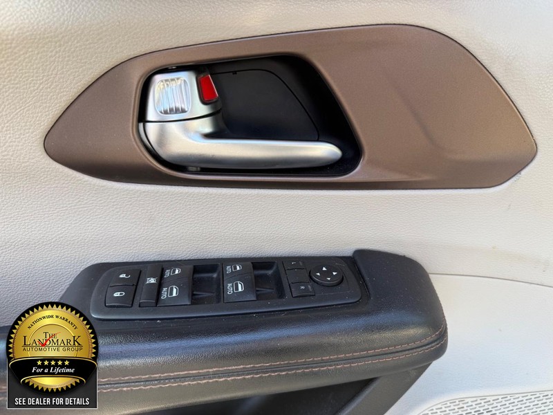 Chrysler Pacifica Vehicle Full-screen Gallery Image 8