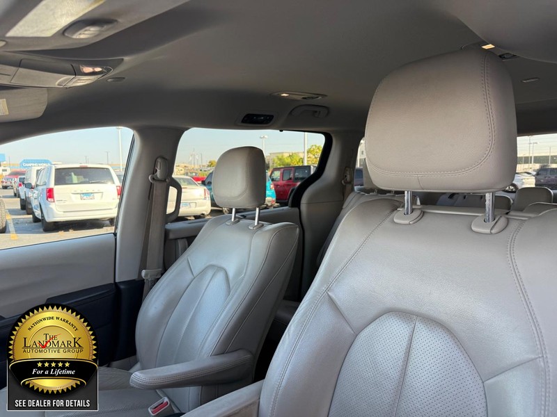 Chrysler Pacifica Vehicle Full-screen Gallery Image 9