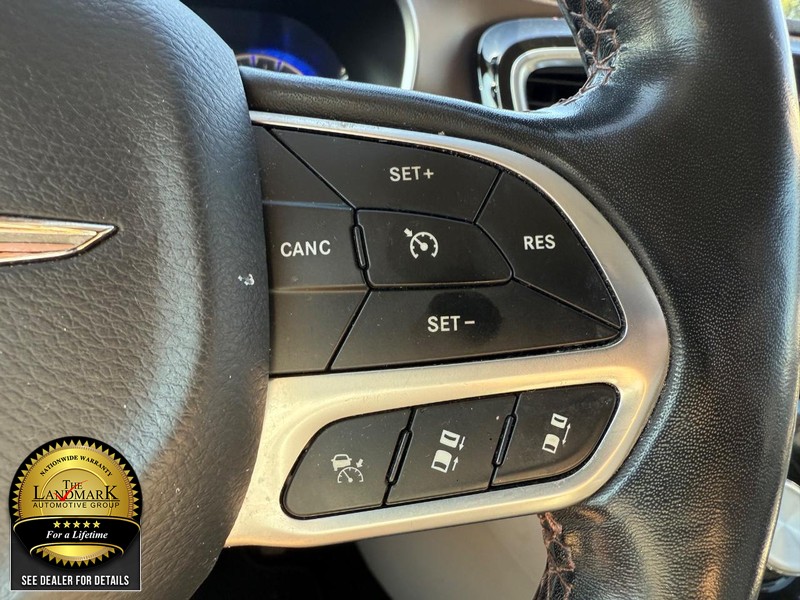 Chrysler Pacifica Vehicle Full-screen Gallery Image 11