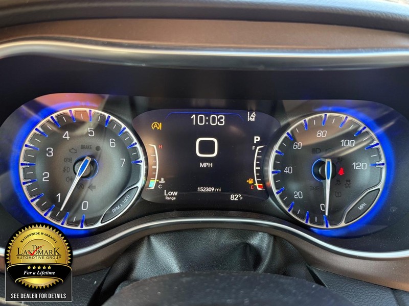 Chrysler Pacifica Vehicle Full-screen Gallery Image 12