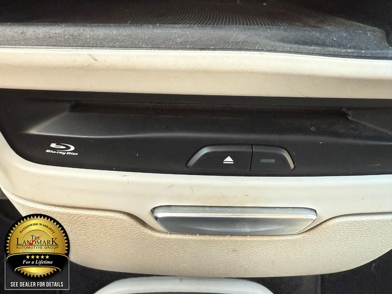 Chrysler Pacifica Vehicle Full-screen Gallery Image 16