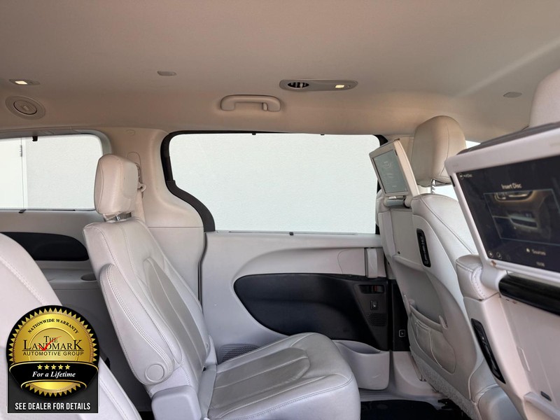 Chrysler Pacifica Vehicle Full-screen Gallery Image 17