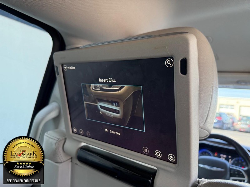 Chrysler Pacifica Vehicle Full-screen Gallery Image 18