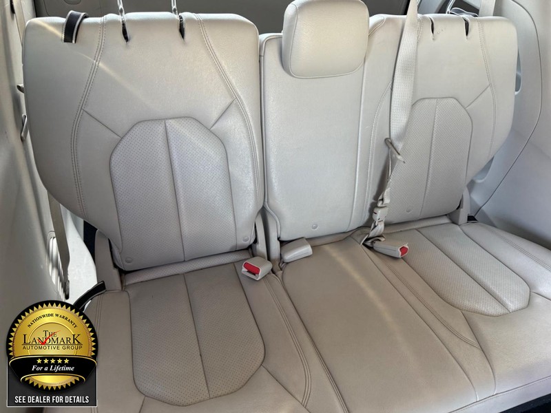 Chrysler Pacifica Vehicle Full-screen Gallery Image 21