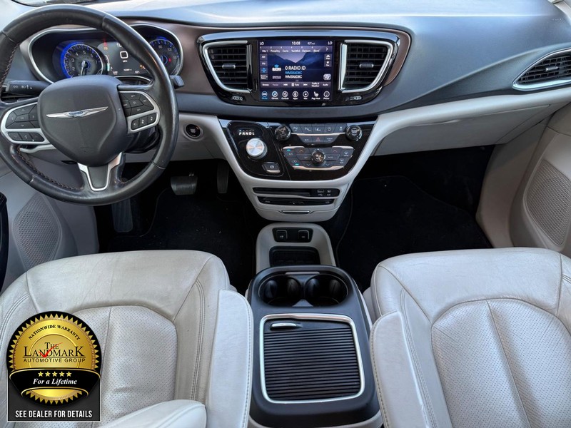 Chrysler Pacifica Vehicle Full-screen Gallery Image 22