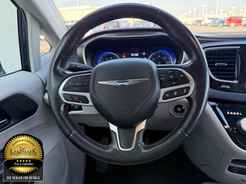 Chrysler Pacifica Vehicle Full-screen Gallery Image 23