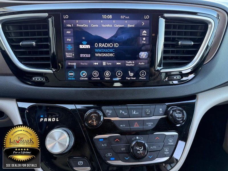 Chrysler Pacifica Vehicle Full-screen Gallery Image 24