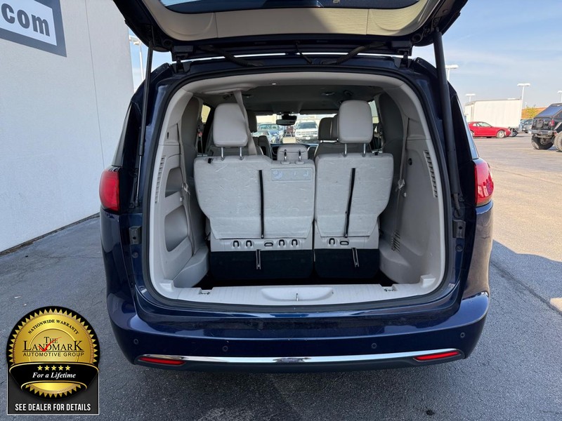 Chrysler Pacifica Vehicle Full-screen Gallery Image 25