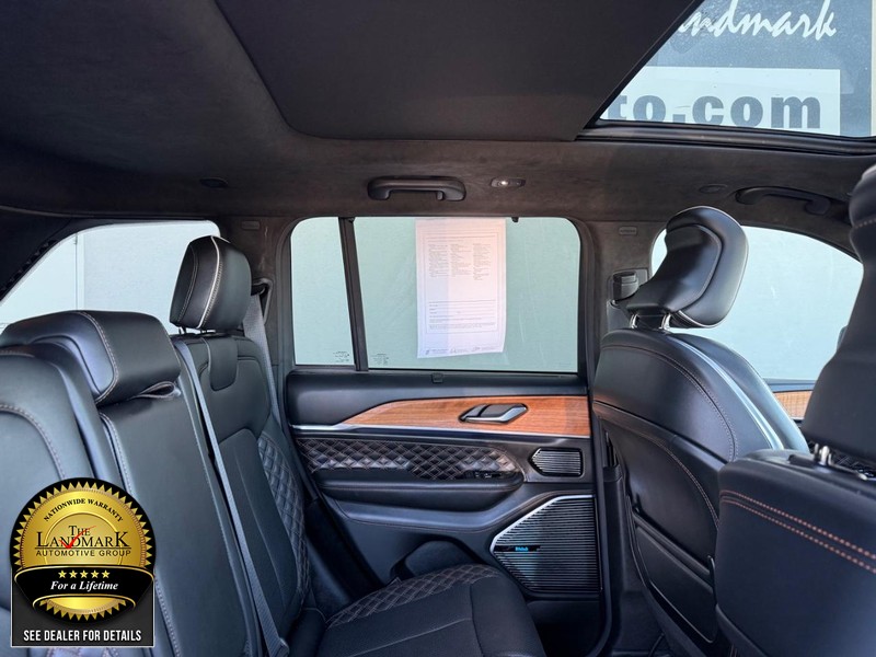 Jeep Grand Cherokee Vehicle Full-screen Gallery Image 17