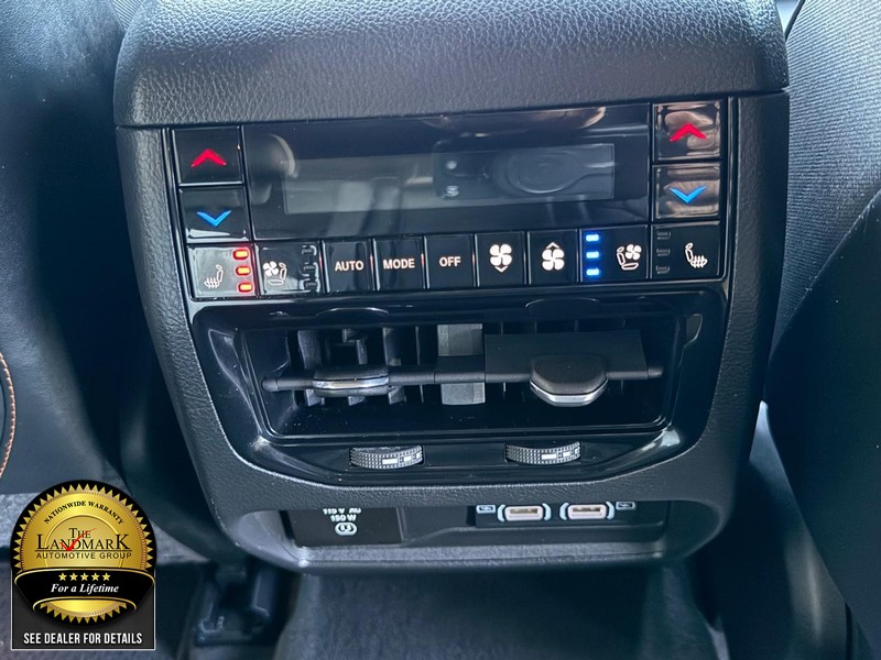 Jeep Grand Cherokee Vehicle Full-screen Gallery Image 18