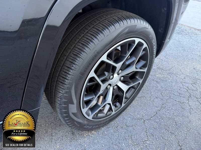 Jeep Grand Cherokee Vehicle Full-screen Gallery Image 24