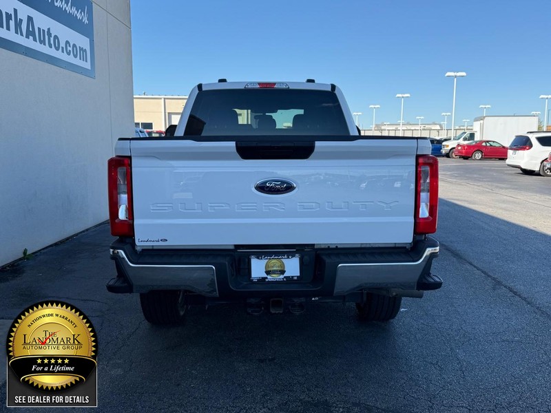 Ford Super Duty F-250 SRW Vehicle Full-screen Gallery Image 7