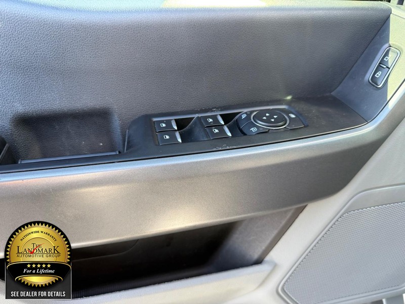 Ford Super Duty F-250 SRW Vehicle Full-screen Gallery Image 8