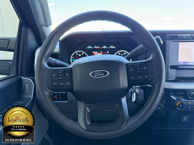 Ford Super Duty F-250 SRW Vehicle Full-screen Gallery Image 15