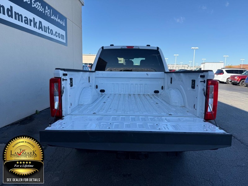 Ford Super Duty F-250 SRW Vehicle Full-screen Gallery Image 17