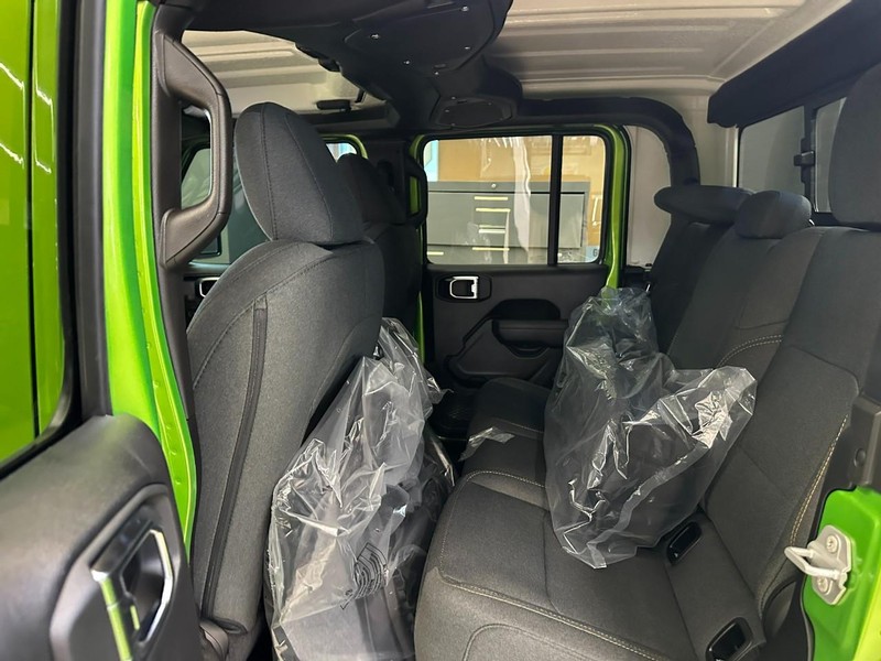 Jeep Gladiator Vehicle Full-screen Gallery Image 4