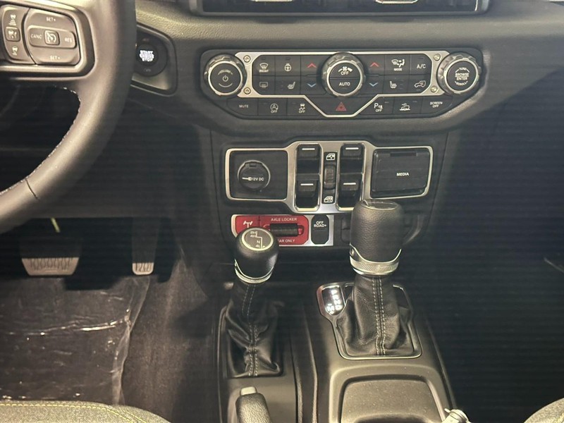 Jeep Gladiator Vehicle Full-screen Gallery Image 7