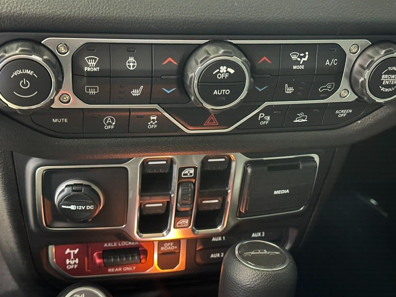 Jeep Gladiator Vehicle Full-screen Gallery Image 12