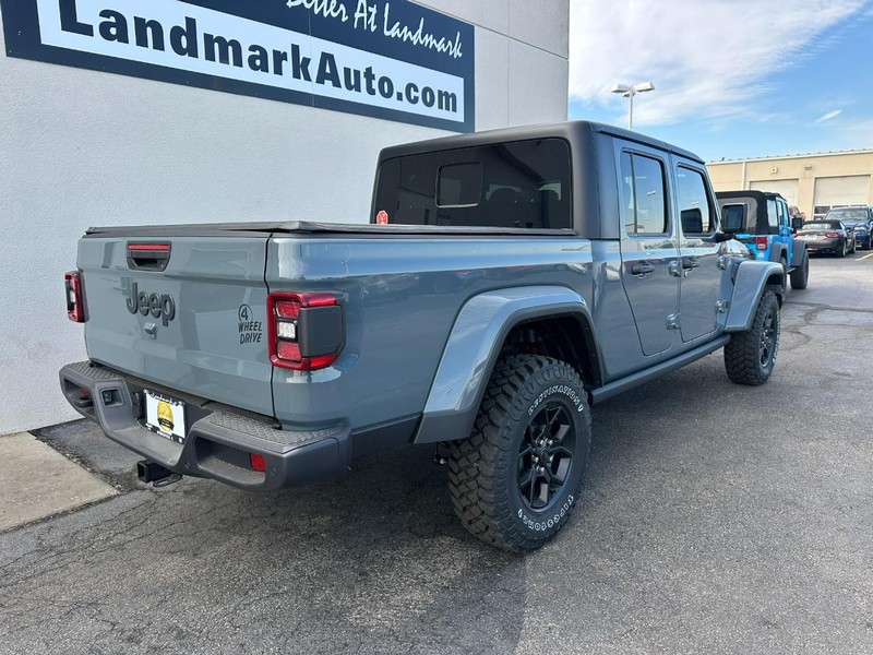 Jeep Gladiator Vehicle Full-screen Gallery Image 3