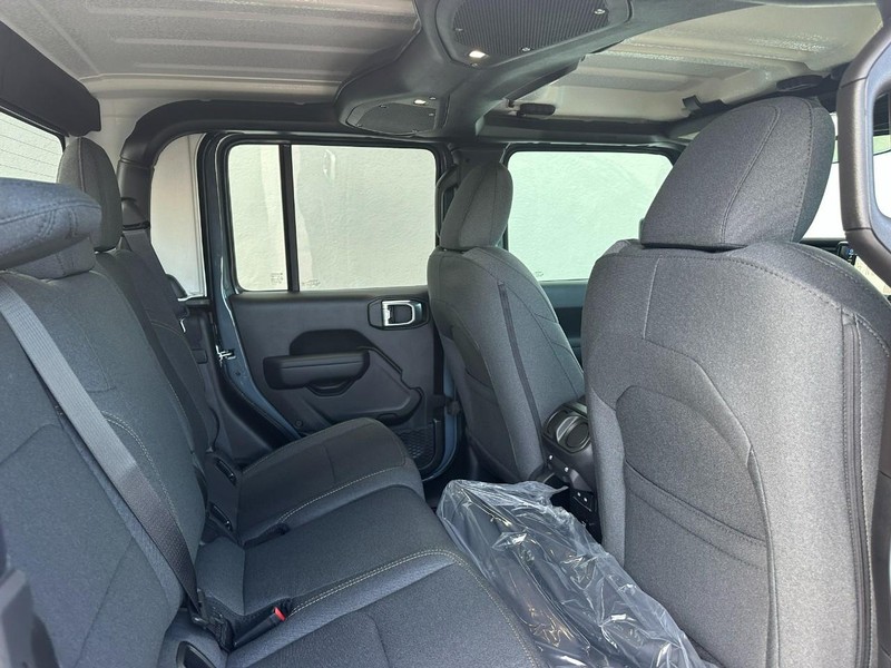 Jeep Gladiator Vehicle Full-screen Gallery Image 4