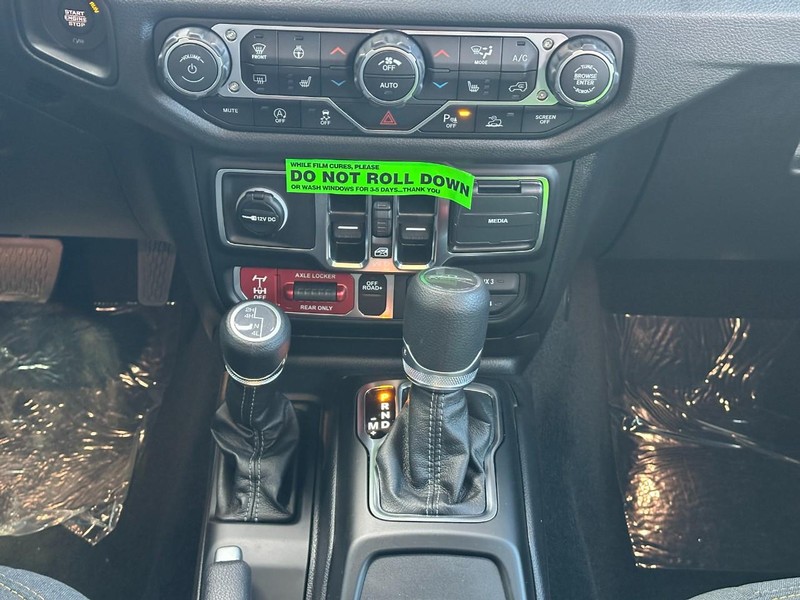 Jeep Gladiator Vehicle Full-screen Gallery Image 8