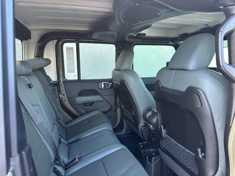 Jeep Gladiator Vehicle Full-screen Gallery Image 4