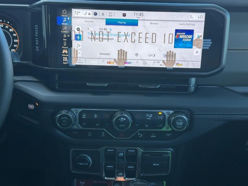 Jeep Gladiator Vehicle Full-screen Gallery Image 7