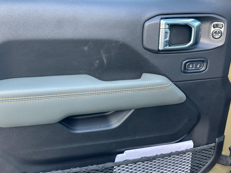 Jeep Gladiator Vehicle Full-screen Gallery Image 9