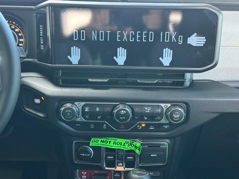 Jeep Gladiator Vehicle Full-screen Gallery Image 7