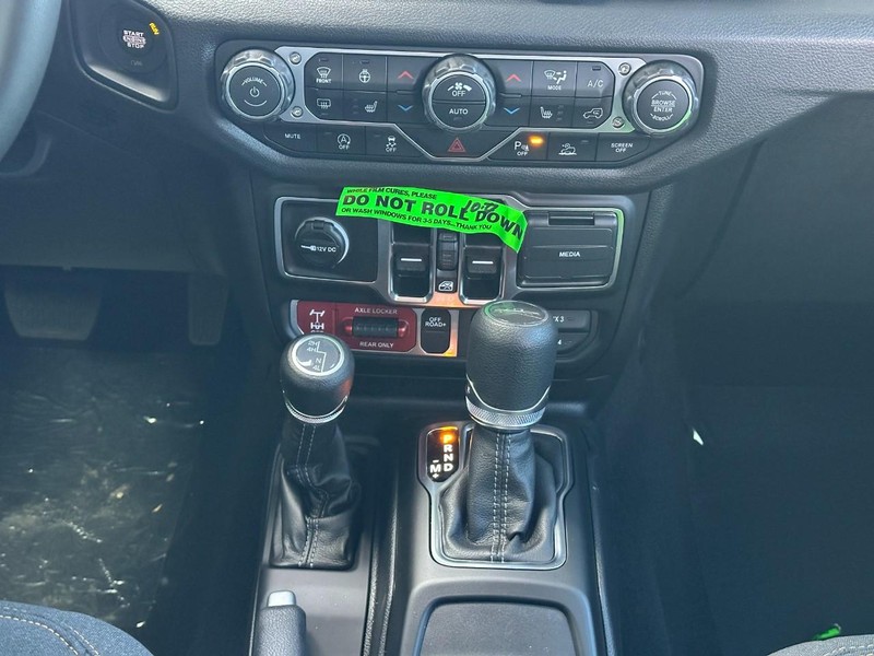 Jeep Gladiator Vehicle Full-screen Gallery Image 8