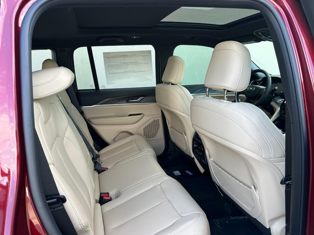 Jeep Grand Cherokee Vehicle Full-screen Gallery Image 4