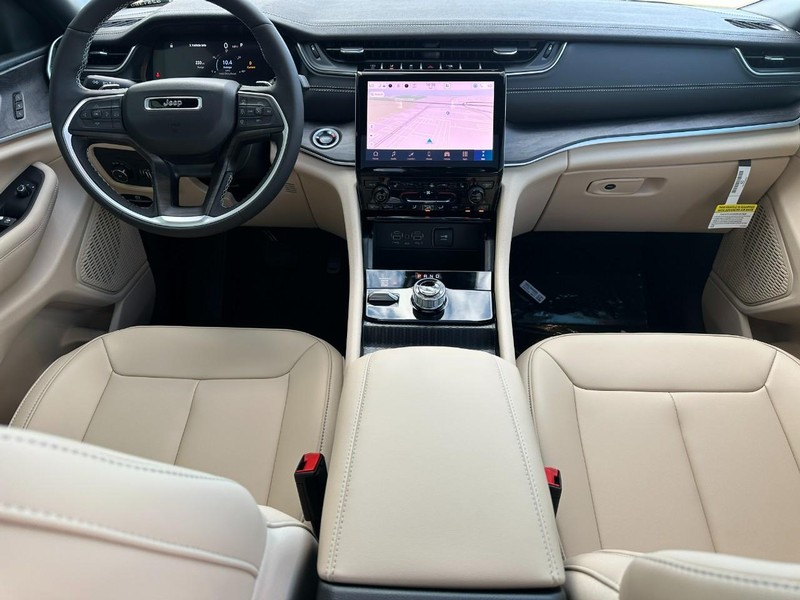 Jeep Grand Cherokee Vehicle Full-screen Gallery Image 6