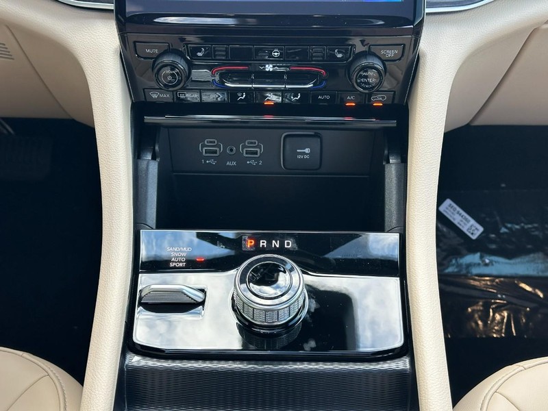 Jeep Grand Cherokee Vehicle Full-screen Gallery Image 9