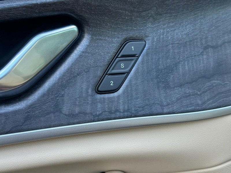 Jeep Grand Cherokee Vehicle Full-screen Gallery Image 11