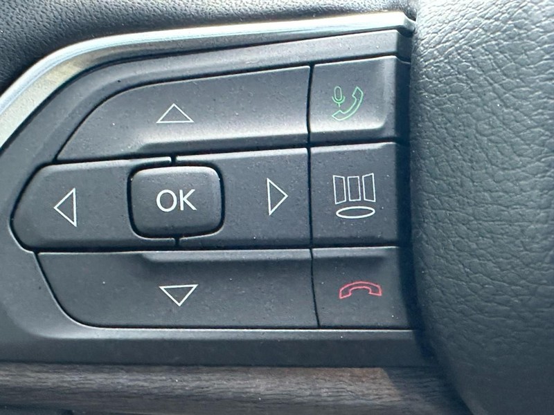 Jeep Grand Cherokee Vehicle Full-screen Gallery Image 13