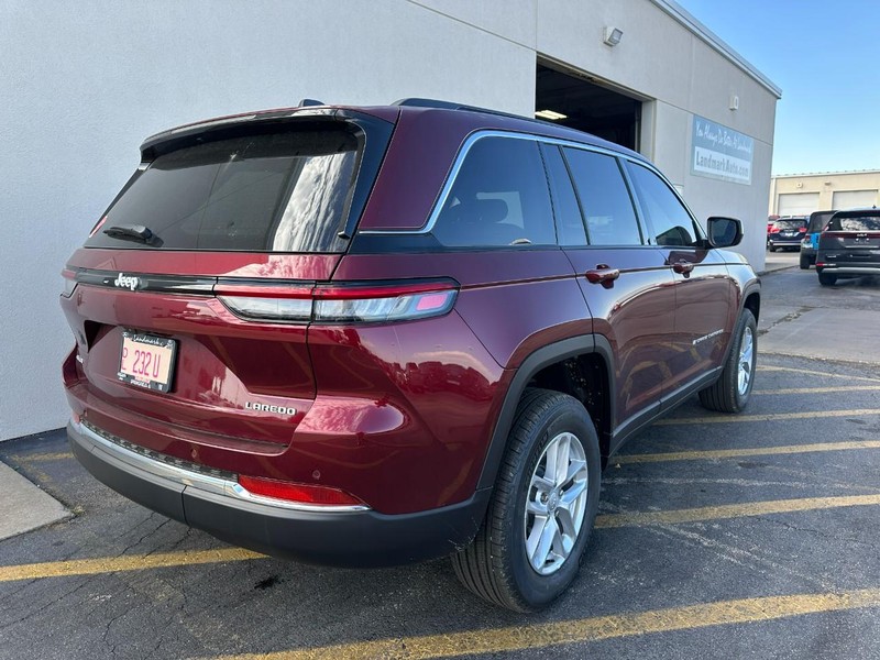 Jeep Grand Cherokee Vehicle Full-screen Gallery Image 3