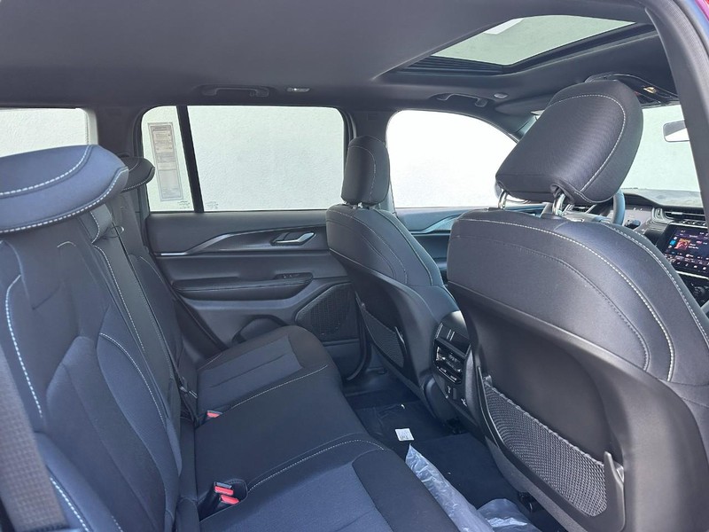 Jeep Grand Cherokee Vehicle Full-screen Gallery Image 4