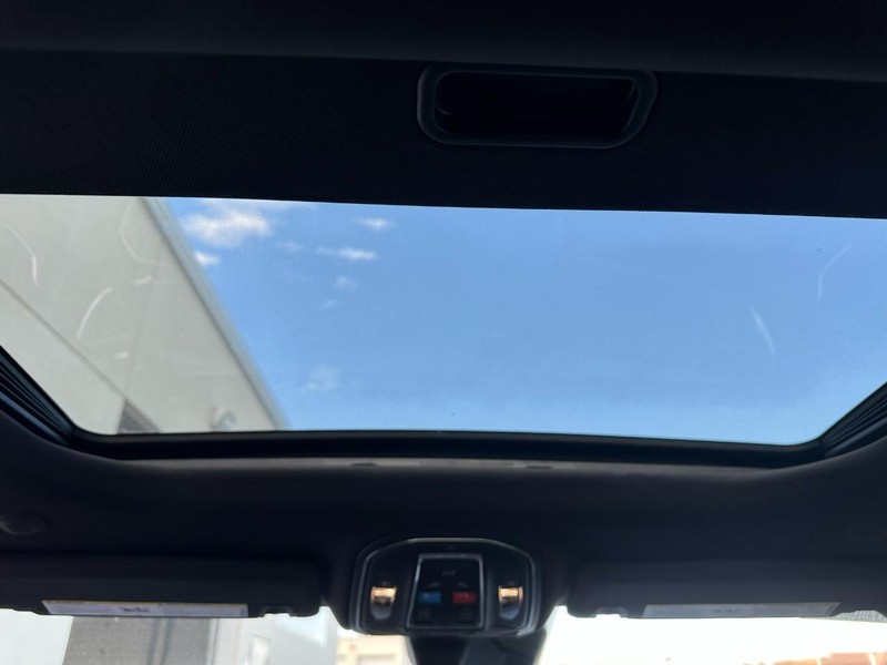 Jeep Grand Cherokee Vehicle Full-screen Gallery Image 5