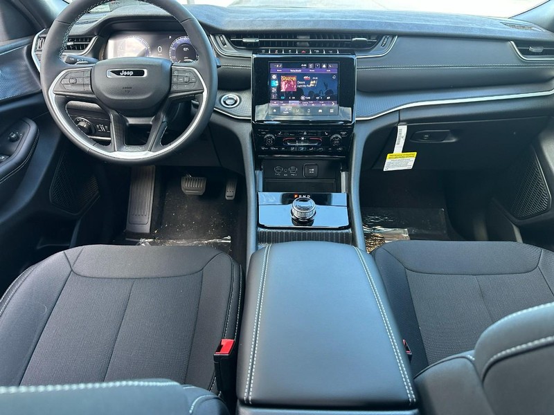 Jeep Grand Cherokee Vehicle Full-screen Gallery Image 6