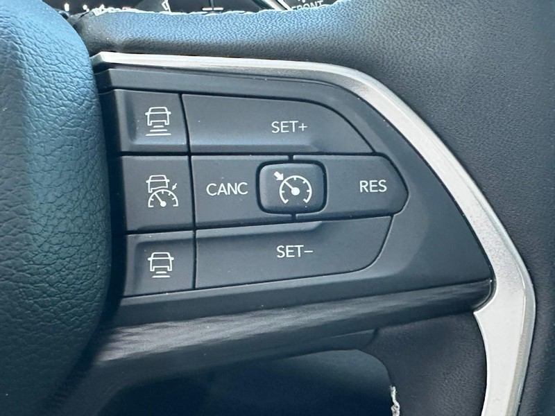 Jeep Grand Cherokee Vehicle Full-screen Gallery Image 13