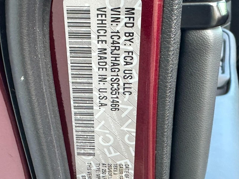 Jeep Grand Cherokee Vehicle Full-screen Gallery Image 16