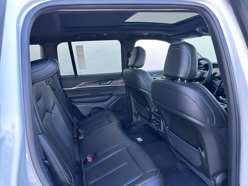 Jeep Grand Cherokee Vehicle Full-screen Gallery Image 4