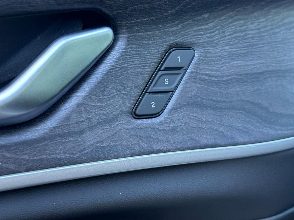 Jeep Grand Cherokee Vehicle Full-screen Gallery Image 11