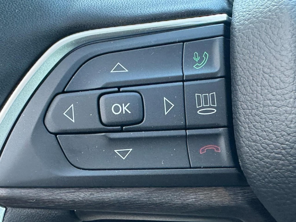 Jeep Grand Cherokee Vehicle Full-screen Gallery Image 13