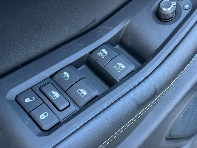 Jeep Grand Cherokee Vehicle Full-screen Gallery Image 10